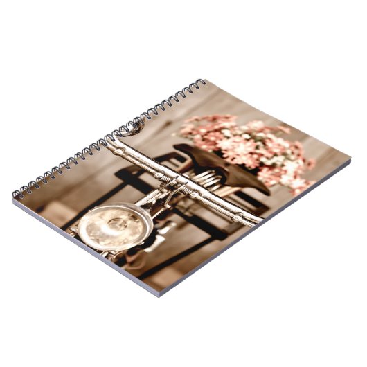 Old bicycle and flowers blur in background process notitieboek (Linkerzijde)