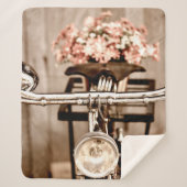 Old bicycle and flowers blur in background process sherpa deken (Voorkant)