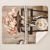 Old bicycle and flowers blur in background process sherpa deken (Voorkant (horizontaal))
