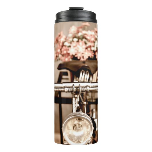 Old bicycle and flowers blur in background process thermosbeker (Voorkant)