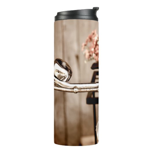 Old bicycle and flowers blur in background process thermosbeker (Gedraaid links)