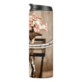 Old bicycle and flowers blur in background process thermosbeker (Geroteerd rechts)