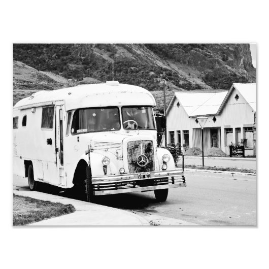 Old Bus in the street. Foto Afdruk (Voorkant)