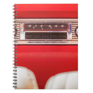 Old car radio inside a red classic American car wi Notitieboek
