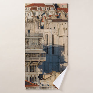 Old city of Lisbon with view tower and church ruin Badhanddoek