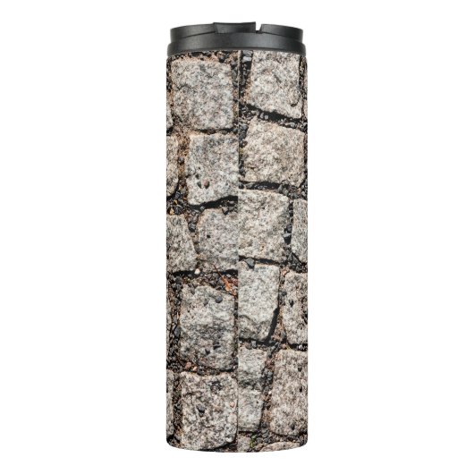Old cobble stone pattern at the streetabstract, an thermosbeker (Achterkant)