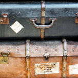 OLD ENGLAND STERLING ZILVER KETTING<br><div class="desc">Old suitcases from the 1940's stacked on the railway station platform ready to be collected by the owners. England UK. 


com</div>
