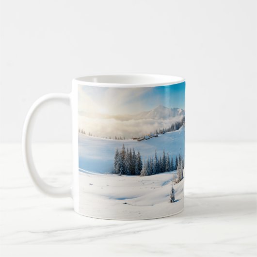 Old grunge wooden texture or background with termi koffiemok (Links)