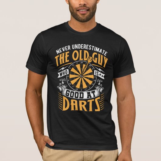 Old Guy Good At Darts - Grappige Dart T-shirt (Voorkant)