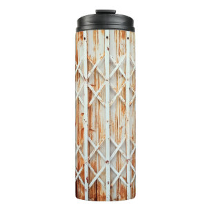 Old iron door panels are rusted. abstract, antiek. thermosbeker