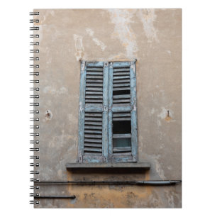 Old ruined wooden window of old houseancier, antiq notitieboek