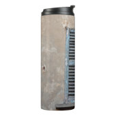 Old ruined wooden window of old houseancier, antiq thermosbeker (Gedraaid links)