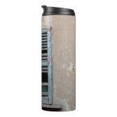 Old ruined wooden window of old houseancier, antiq thermosbeker (Geroteerd rechts)