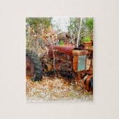 Old Rustic Boerderij Tractor in Junk Yard Legpuzzel (Verticaal)