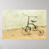 Old Rusty Rickety Tricycle Retro Poster (Voorkant)