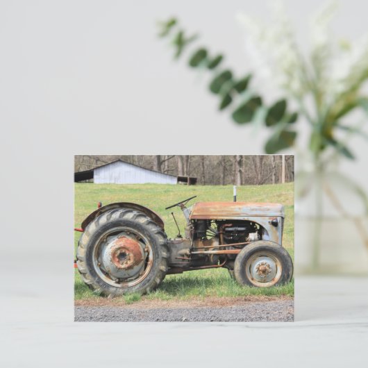 Old Rusty Tractor By A Fence In the Country Briefkaart (Staand voorkant)