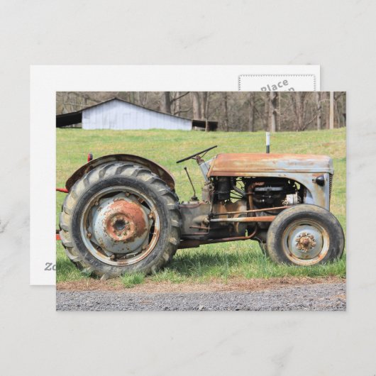 Old Rusty Tractor By A Fence In the Country Briefkaart (Voorkant / Achterkant)