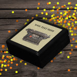 Old Time  zwarte typemachine op Patterned Tan Cadeaudoosje<br><div class="desc">Deze houten geschenkdoos voor snuisterijen,  sieraden of cadeau geven heeft een oude  handmatige zwarte typemachine op een pattereerde tan achtergrond. Pas jouw tekst aan met de sjabloon.</div>