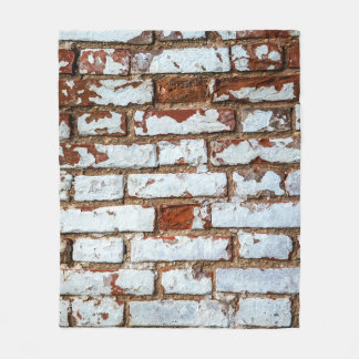 Old vintage brick wall with sprinkled white plaste fleece deken