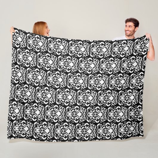 Old World Damask White op zwart Fleece Deken (In situ)