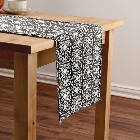 Old World Damask White op zwart Medium Tafelloper (Voorbeeld)