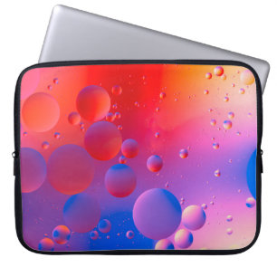 olieachtige druppels in water met een kleurrijke a laptop sleeve