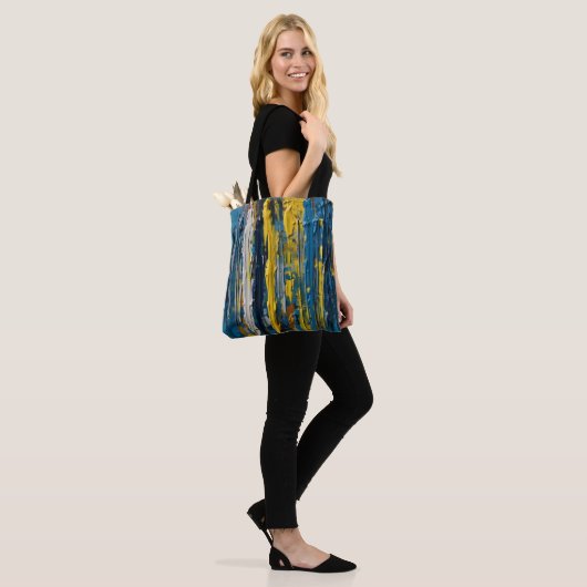 Oliegeverfde verticale Abstracte strepen Tote Bag (Op model)
