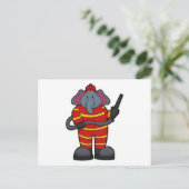 Olifant als brandweerman met slang briefkaart (Staand voorkant)