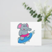 Olifant als surfer met surfplank briefkaart (Staand voorkant)