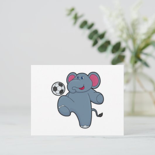 Olifant als voetballer met voetbal briefkaart (Staand voorkant)