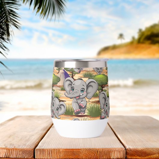 Olifant Baby springt vrolijk in Afrikaanse savanne (Strand)