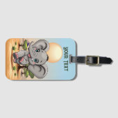 Olifant Baby springt vrolijk in Afrikaanse savanne Bagagelabel (Voorkant (horizontaal))