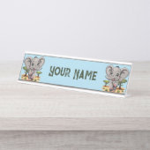 Olifant Baby springt vrolijk in Afrikaanse savanne Bureau Naambordje (Voorkant)