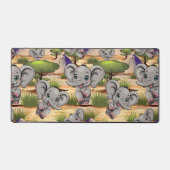 Olifant Baby springt vrolijk in Afrikaanse savanne Bureaumat (Voorkant)