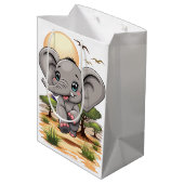 Olifant Baby springt vrolijk in Afrikaanse savanne Medium Cadeauzakje (Achterkant Gekanteld)