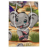 Olifant Baby springt vrolijk in Afrikaanse savanne Medium Cadeauzakje (Voorkant)