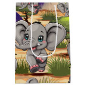 Olifant Baby springt vrolijk in Afrikaanse savanne Medium Cadeauzakje (Achterkant)