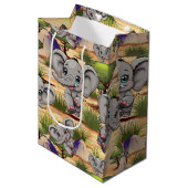 Olifant Baby springt vrolijk in Afrikaanse savanne Medium Cadeauzakje (Voorkant Gekanteld)