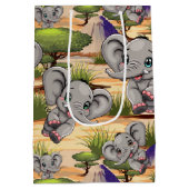 Olifant Baby springt vrolijk in Afrikaanse savanne Medium Cadeauzakje (Achterkant)