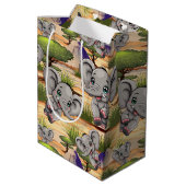 Olifant Baby springt vrolijk in Afrikaanse savanne Medium Cadeauzakje (Achterkant Gekanteld)