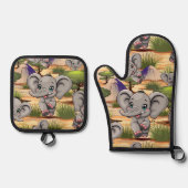 Olifant Baby springt vrolijk in Afrikaanse savanne Ovenwant & Pannenlap Set (Voorkant)