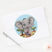 Olifant Baby springt vrolijk in Afrikaanse savanne Ronde Sticker (Envelop)