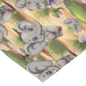 Olifant Baby springt vrolijk in Afrikaanse savanne Tafelkleed (Gekanteld)