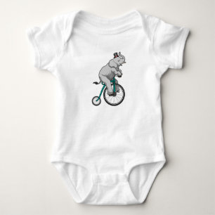Olifant in het circus met fiets romper