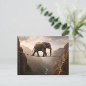 Olifant loopt op het touw kunst briefkaart (Staand voorkant)