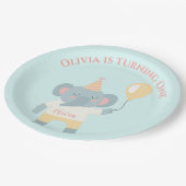 Olifant met een pet en een ballonverjaardagsfeestj papieren bordje (Gekanteld)