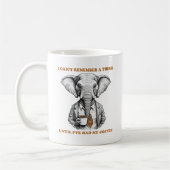 Olifant met koffie koffiemok (Links)