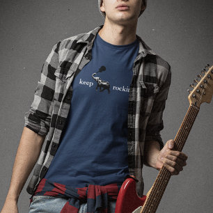 Olifant met rockgitaar in zijn kofferbak, Rocki T-shirt