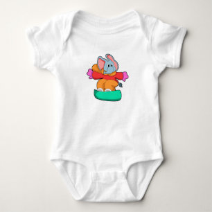 Olifant met snowboarden op een snowboard romper