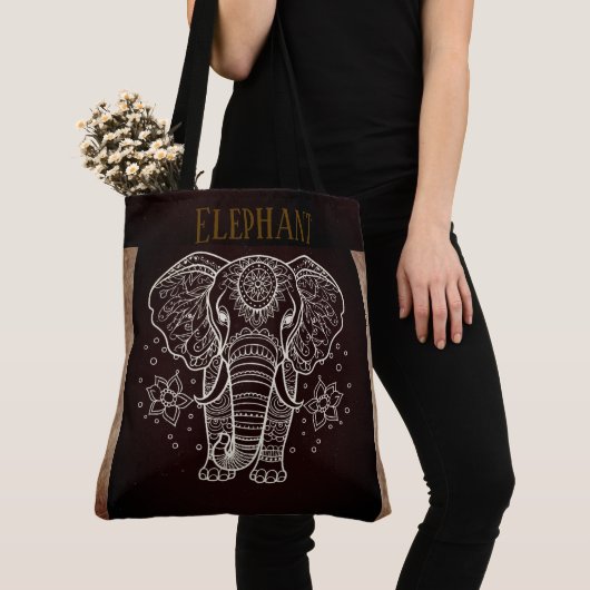 , olifant met Tas (Dichtbij)
